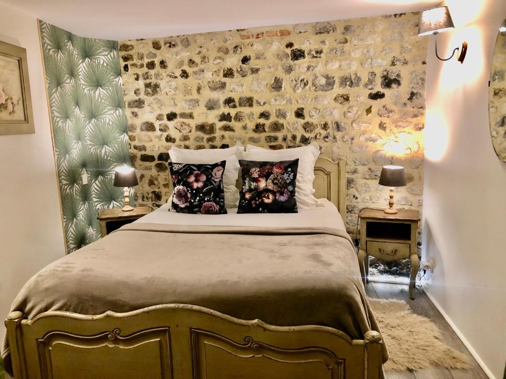 翁弗勒尔Reglisse et Pain d'Epices - Chambres d'hôtes的一间卧室配有带枕头的床