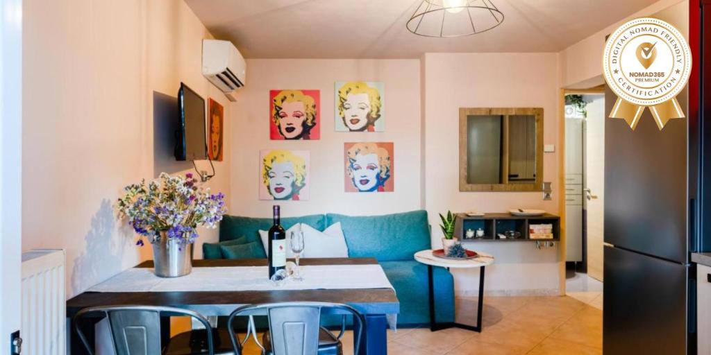 AkovítikaUrban Living, Minicasa Nomad - Kalamata's Hideaway的客厅配有沙发和桌子