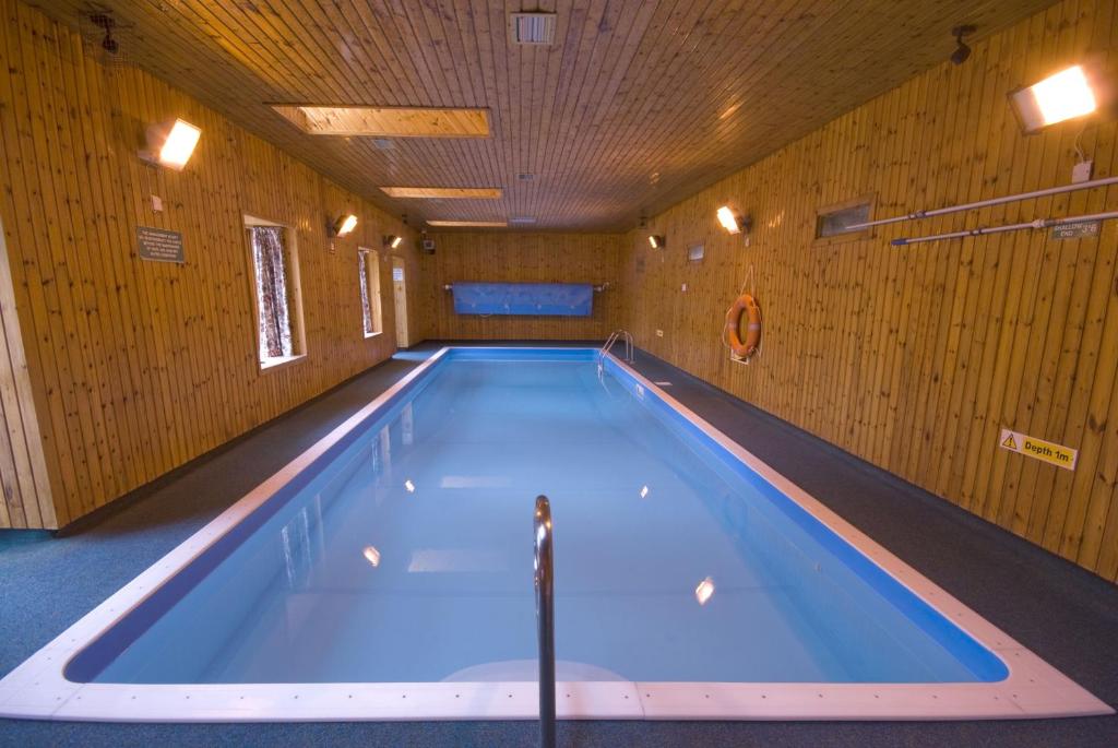 TomichCourtyard Cottage的木制建筑中的一个大型游泳池