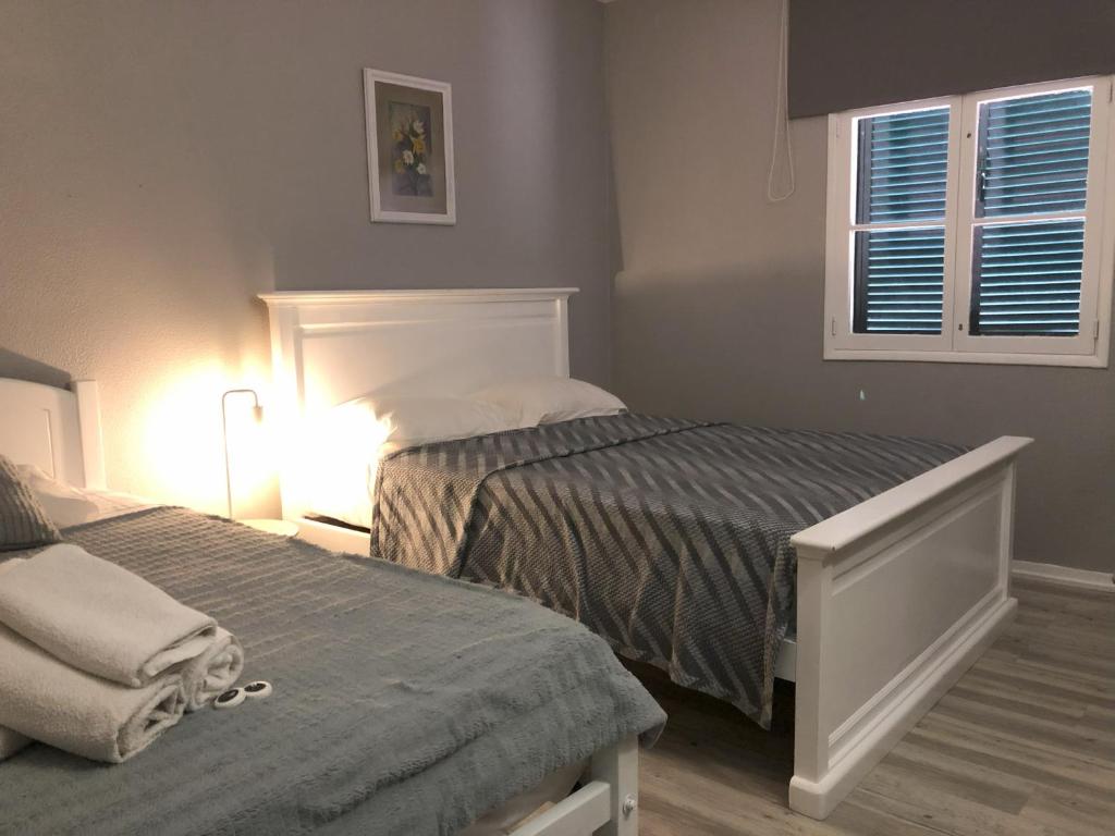 丰沙尔Funchal 19的一间卧室设有两张床和窗户。