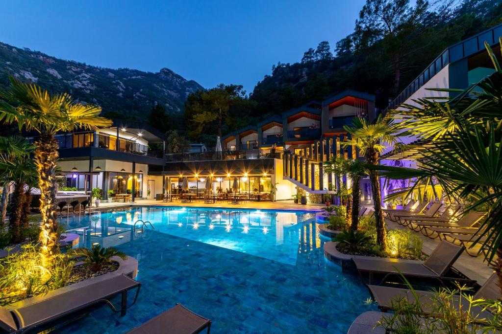 马尔马里斯Ramitos Boutique Hotel的夜间设有游泳池的酒店