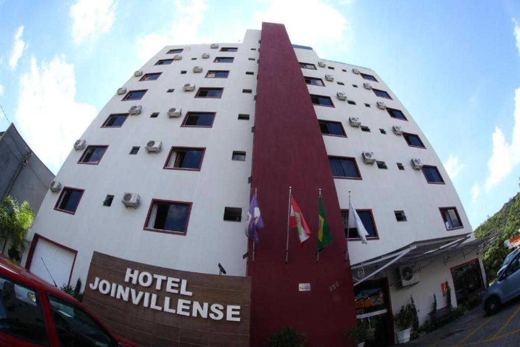 约恩维利HOTEL JOINVILLENSE的一座大型酒店建筑,上面有标志