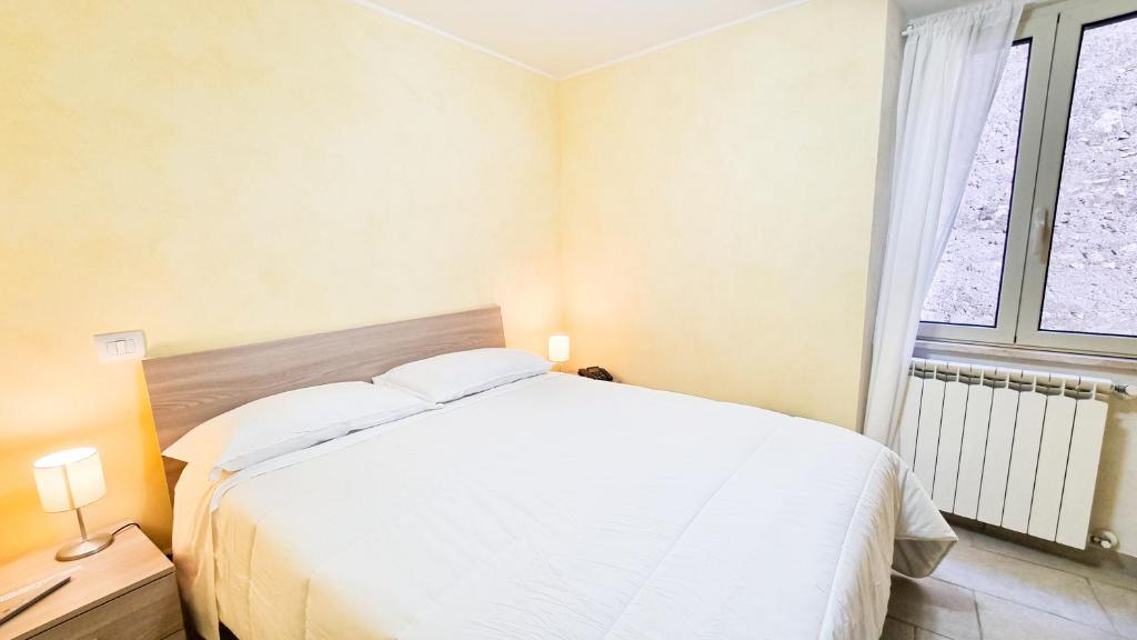 MontecelioMontecelio Luxury Apartment的卧室配有白色的床和窗户。