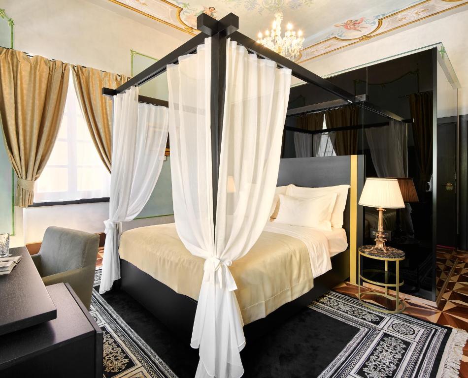 King Kresimir Heritage Hotel客房内的一张或多张床位