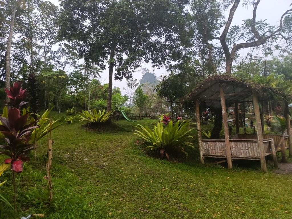武吉丁宜Tapian Ratu Camp的花园内带凉亭的长凳