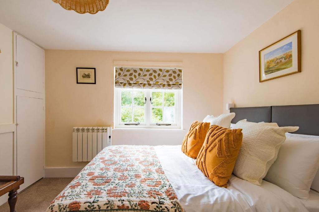 BridgeHearts Delight Cottage by Bloom Stays的一间卧室设有一张大床和窗户