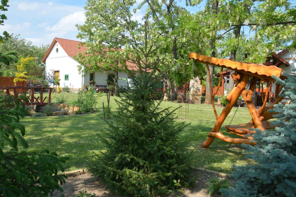 Pusztaszer内梅特农场小屋的庭院中的木制游乐场
