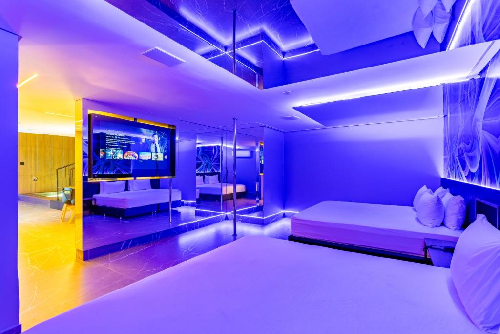 巴西利亚Drops Motel Brasília的客房设有一张床和一台平面电视。