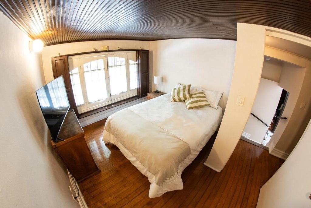 墨西哥城HABITACIONES EN EXCELENTE UBICACIÓN PARA 8 PERSONAS的一间卧室设有一张大床和一个窗户。