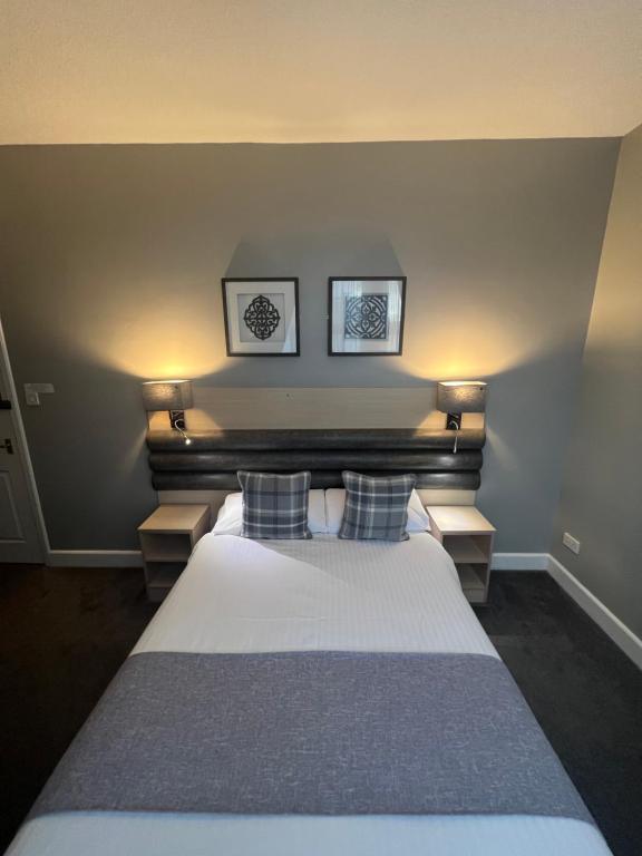 瑟索霍尔本酒店的一间卧室配有一张大床和两个枕头