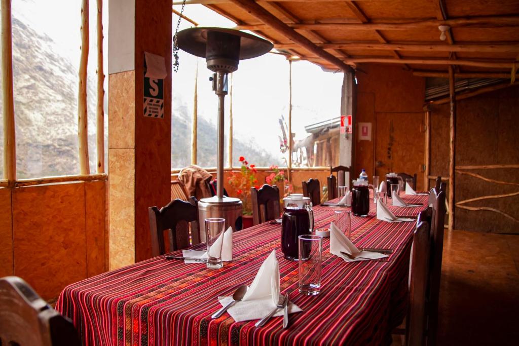 库斯科Refugios Salkantay - "StaySoraypampa - Accommodation near Humantay Lake and Salkantay Trek"的餐馆里一排带餐巾的桌子