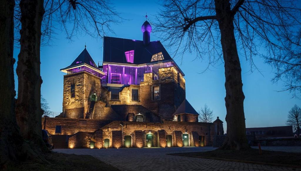 凯瑟尔Klein Veers的城堡在晚上点燃紫色的灯光