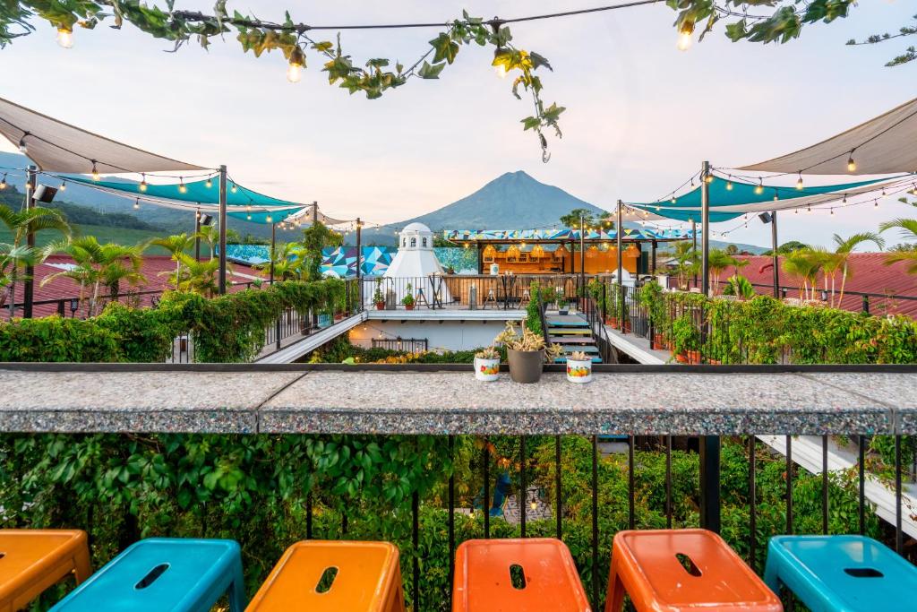 危地马拉安地瓜Adra Hostel的从一个以山脉为背景的度假胜地的阳台可以欣赏到风景。