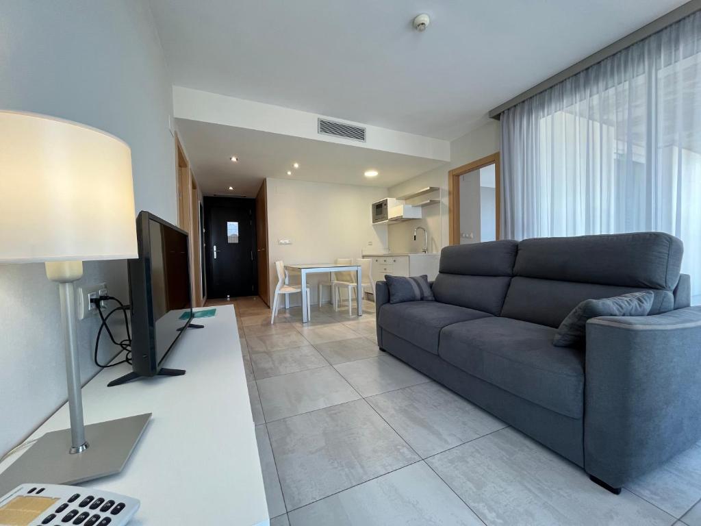 佩尼斯科拉阿哥拉Spa度假酒店的客厅配有沙发和桌子