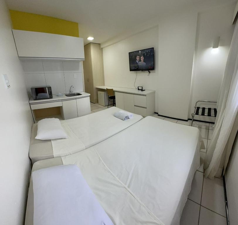 圣路易斯PRIME HOSPEDAGENS - Residencial Bellágio的一间房间,配有一张白色的大床