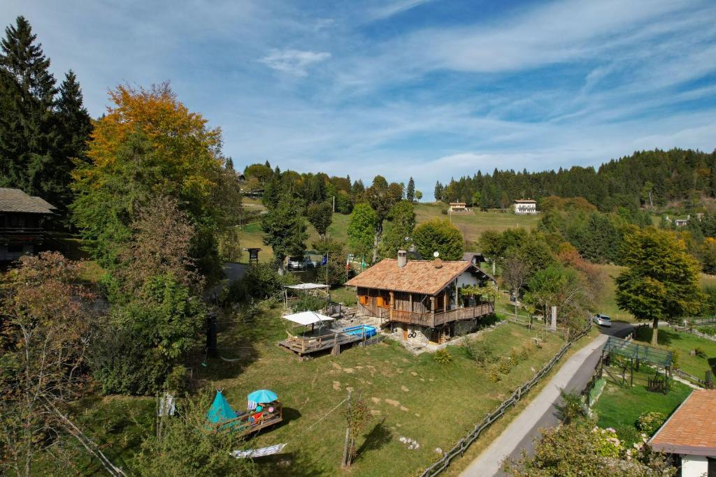 科奥恩Chalet "Baita Cavacca"的田野房屋的空中景观