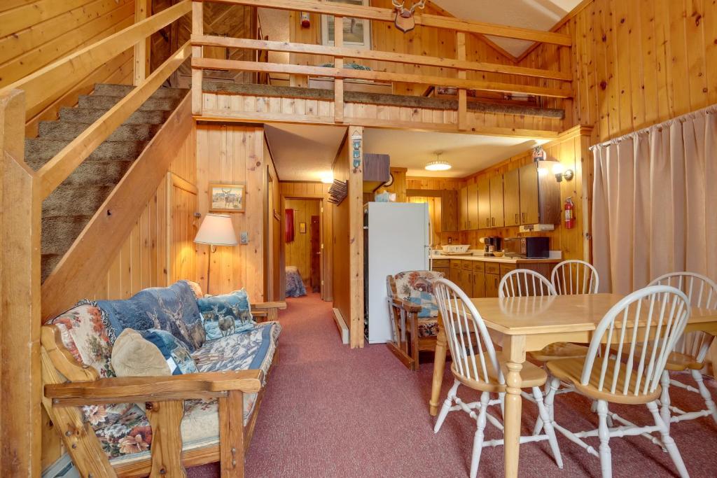 Iron RiverIron River Vacation Rental - Walk to Ski Brule!的一间带桌子的客厅和一间厨房