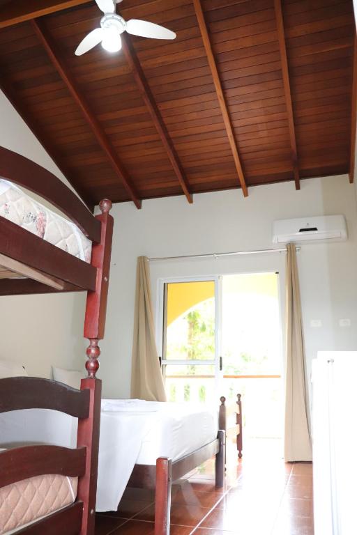 博拉塞亚Camping Pousada Ilha do Mel - Frente ao Mar的一间卧室配有一张双层床和吊扇