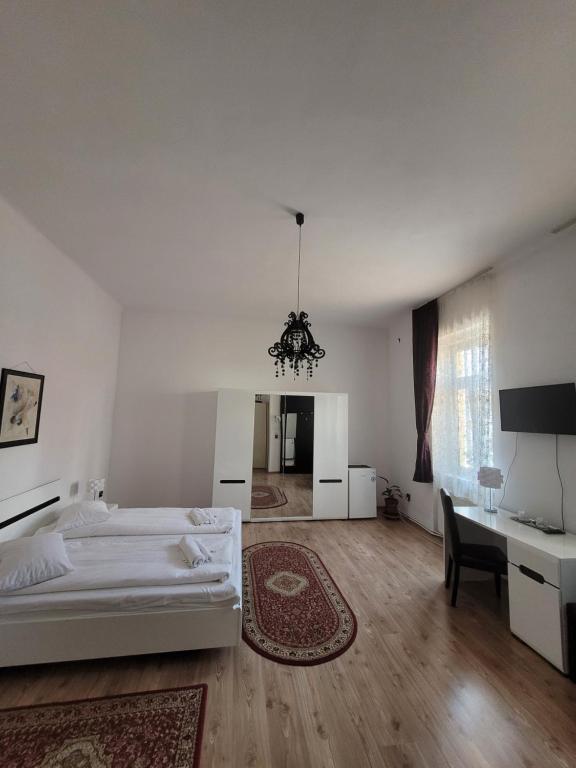 克卢日-纳波卡Pensiunea Boema的白色卧室配有床和书桌