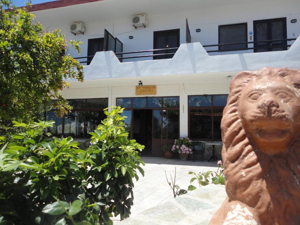 Kerames奥可诺提卡旅馆的狮子雕像在建筑物前