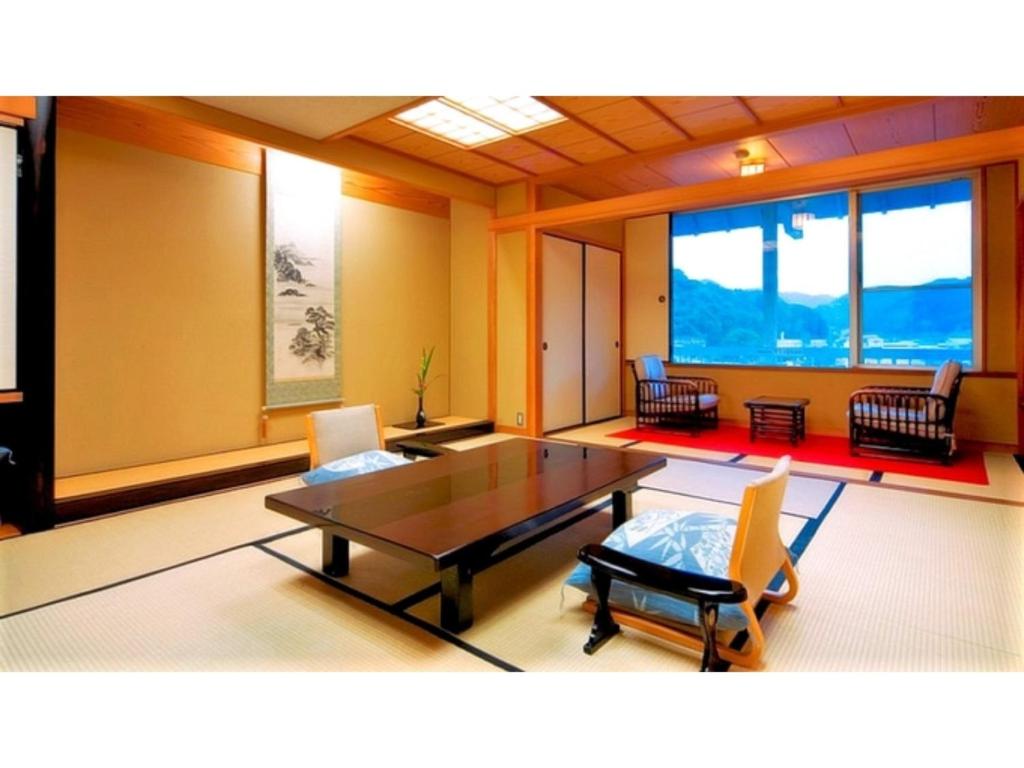 汤村Asanoya - Vacation STAY 01715v的一间带桌椅和窗户的用餐室