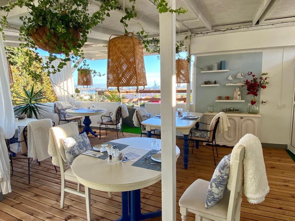 大加那利岛拉斯帕尔马斯Casa Doramas B&B VV的餐厅设有桌椅和大窗户。