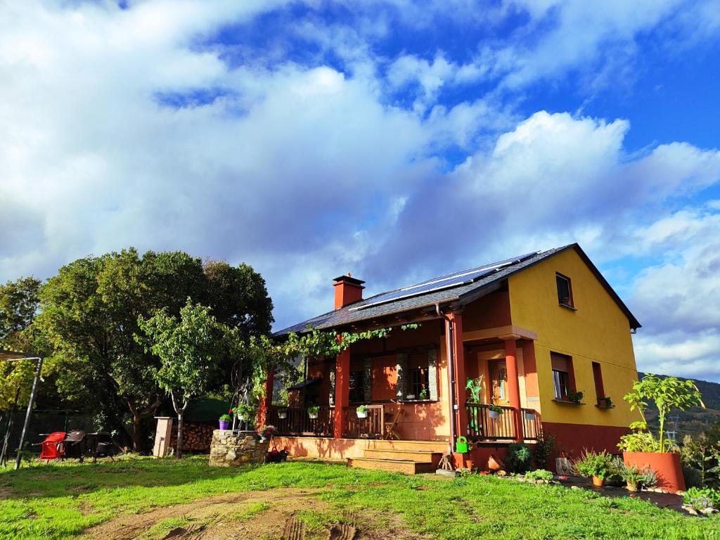 Ambas AguasA Porteliña Casa Rural的天空的草山房子