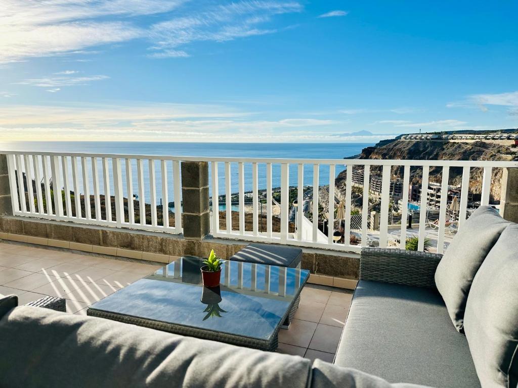 阿马多雷斯AMADORES BEACH VIEW APARTMENT的阳台配有沙发,享有海景。