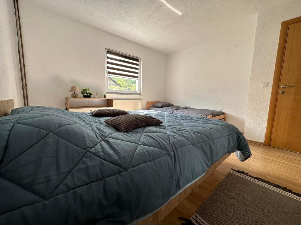 亚伊采Kamenice soba L的一间卧室设有一张大床和一个窗户。
