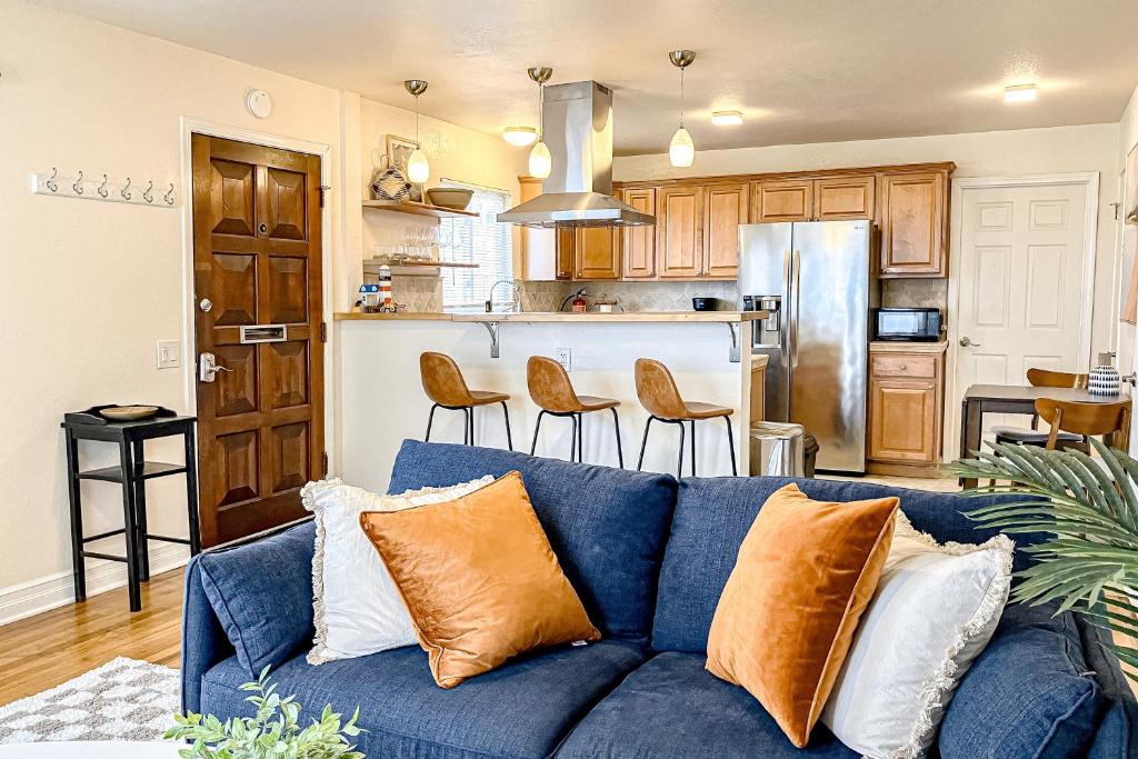 蒙特雷Deep Blue Seaside的一间带蓝色沙发的客厅和一间厨房