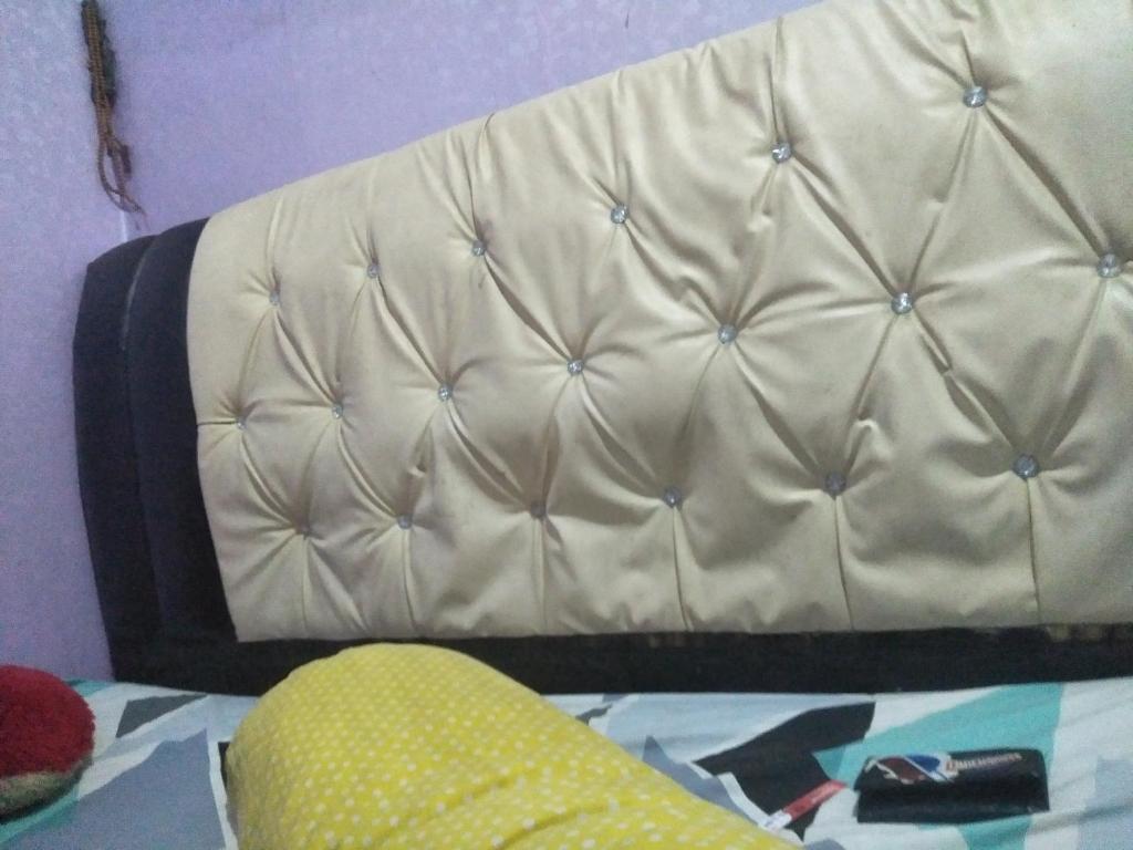 DelituaPondoK Bawah Duku的房间的角落里一张白色的沙发