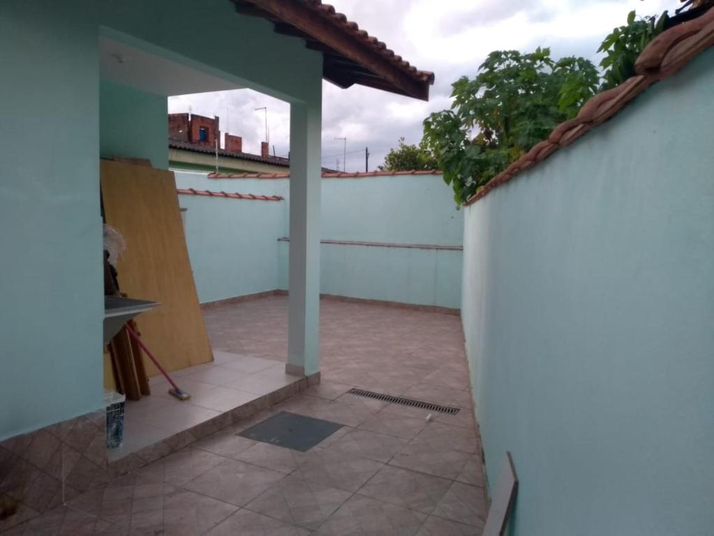 瓜鲁柳斯casa na praia Itanhaém的享有房屋外景致,设有天井。