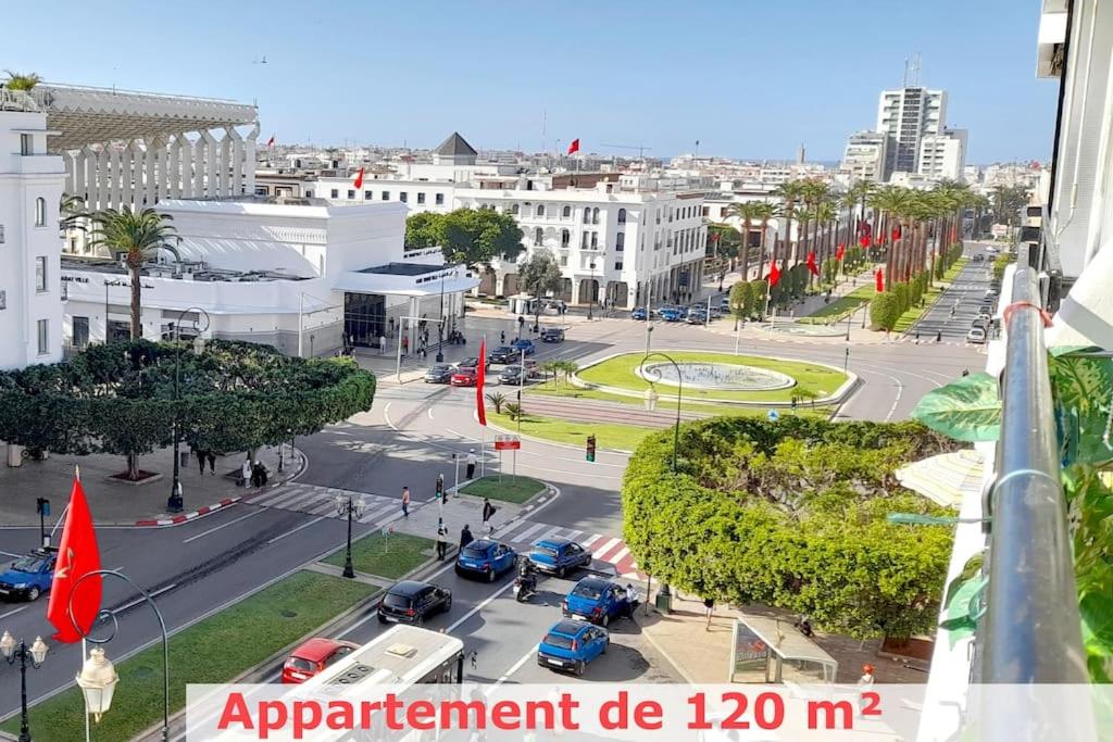 拉巴特Panoramic view of downtown Rabat的把汽车停在停车场的城市