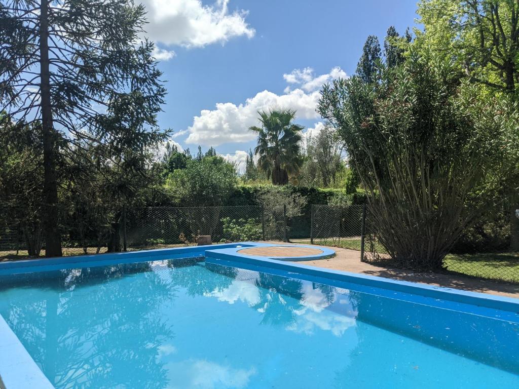 卢汉德库约Quinta Don Benito - Chacras de Coria-的一座绿树成荫的庭院中的蓝色游泳池