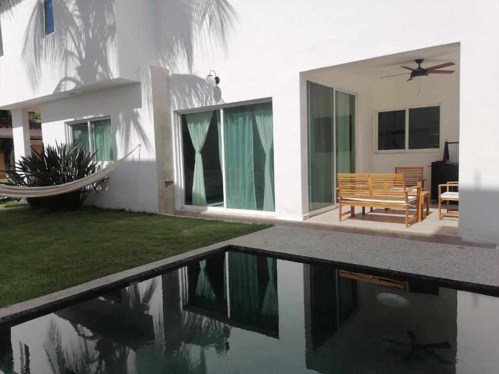 新巴利亚塔Villa Jardín的一座房子前面设有游泳池