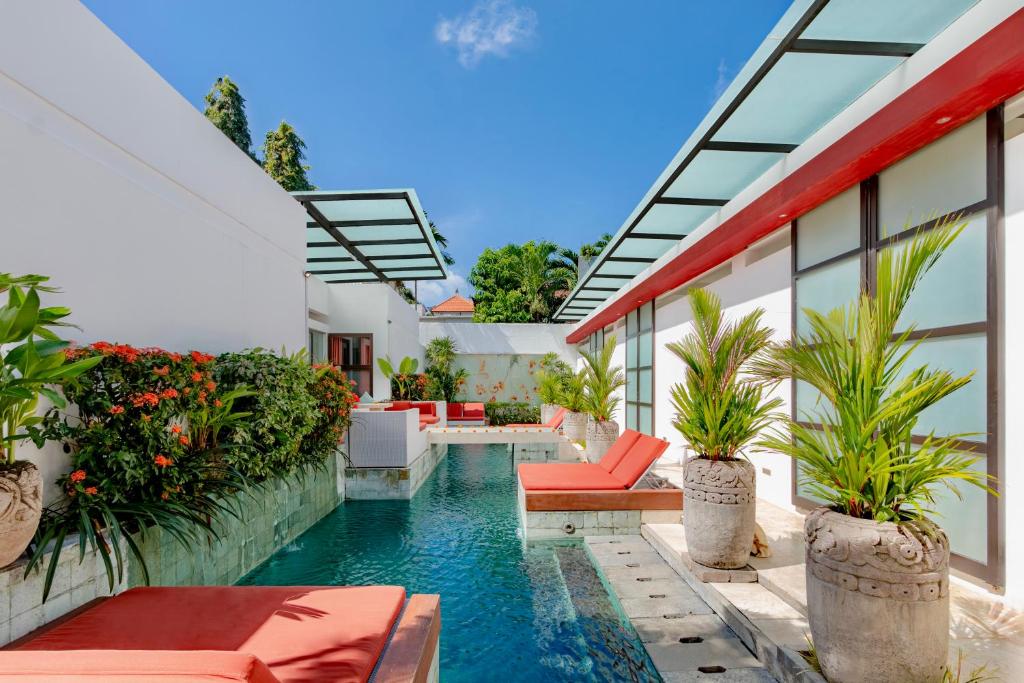塞米亚克巴厘岛姜套房别墅的房屋中间的游泳池