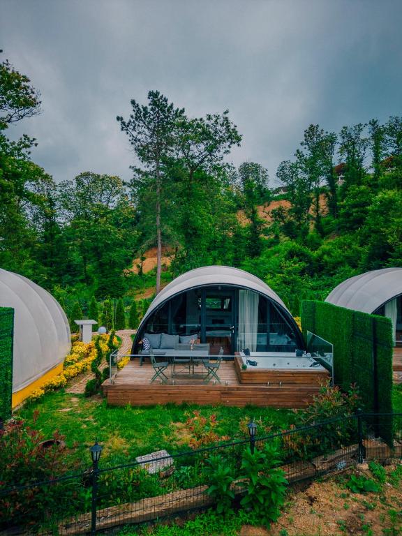 萨潘贾SNAİL HOUSE SAPANCA的圆顶帐篷,在田野上设有甲板
