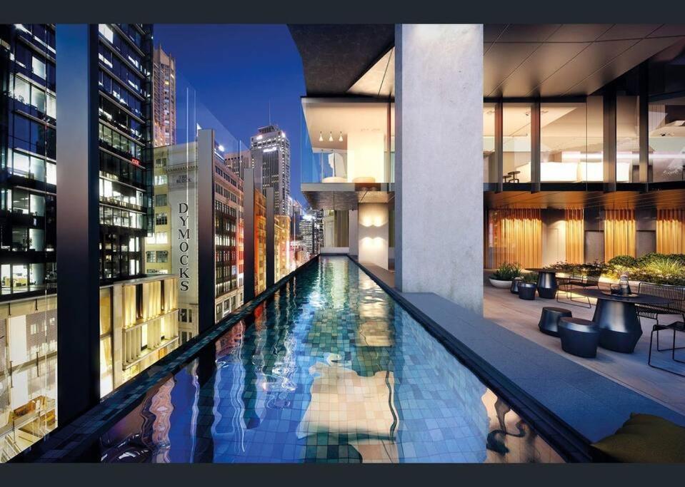 悉尼Sydney CBD Luxury Furnished Apartment & City Views的大楼中央的大型游泳池