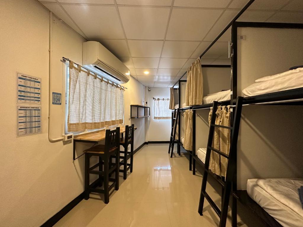 皮皮岛Blue Flow Hostel的宿舍间的走廊,配有双层床