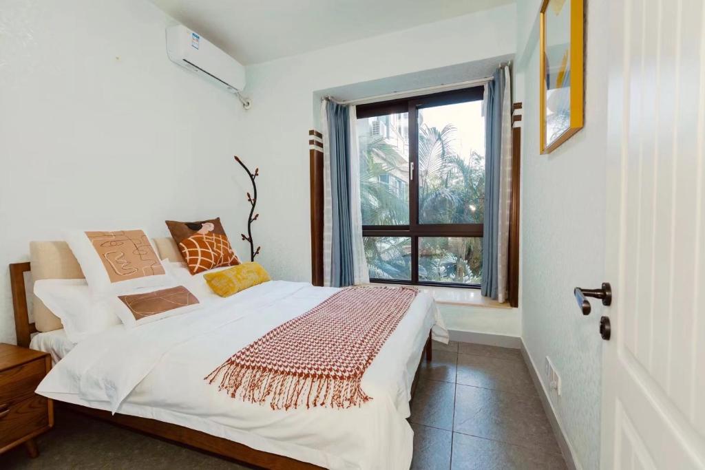 ShuijiaoSunny Apartment, minutes to beach的白色的卧室设有床和窗户