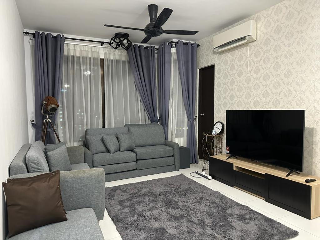 艾尔克如The Heights Residence Condo Ayer Keroh Melaka WIFI 100mbps的带沙发和平面电视的客厅