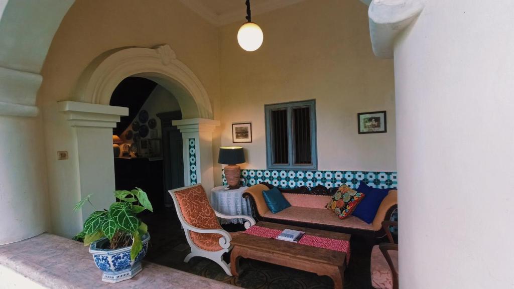 KalasanHidden Paradise - Budi Susanto的客厅配有沙发和桌子