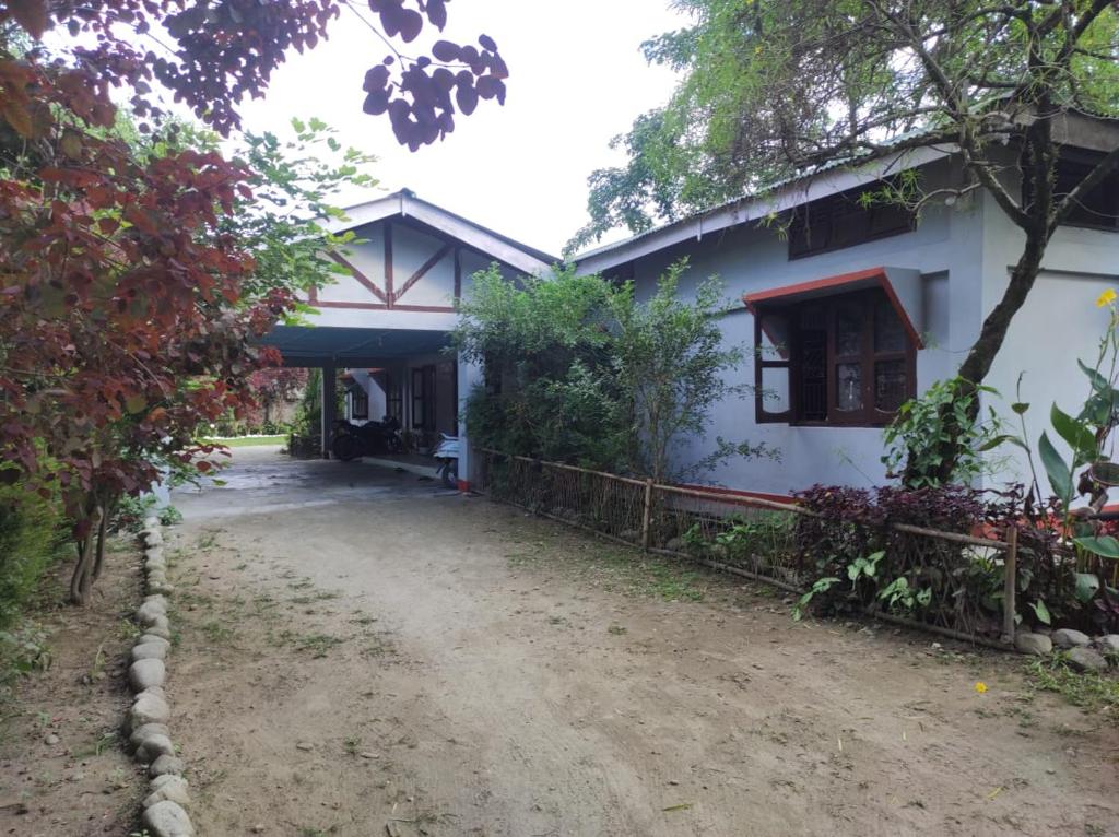 TezuDuda Lodge的前面有一条土路的房子