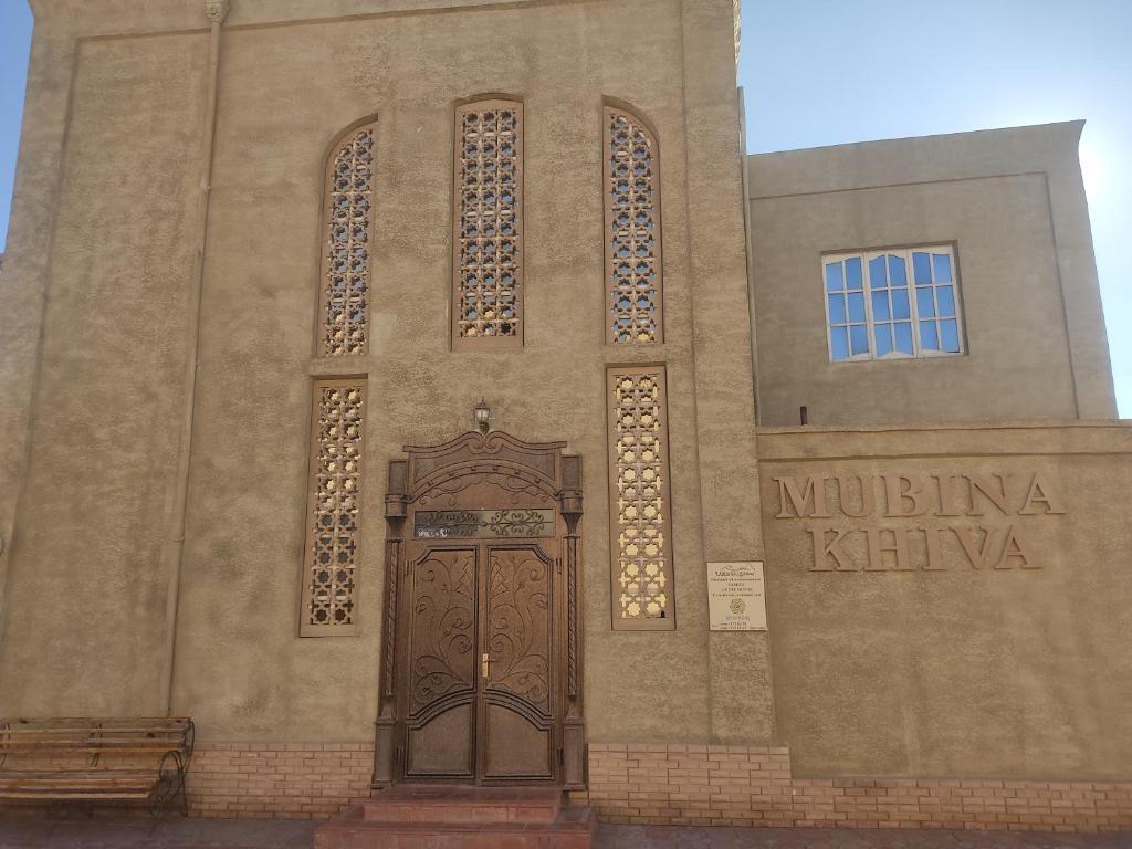 希瓦Mubina Khiva B&B的一座教堂,楼内有一扇大木门