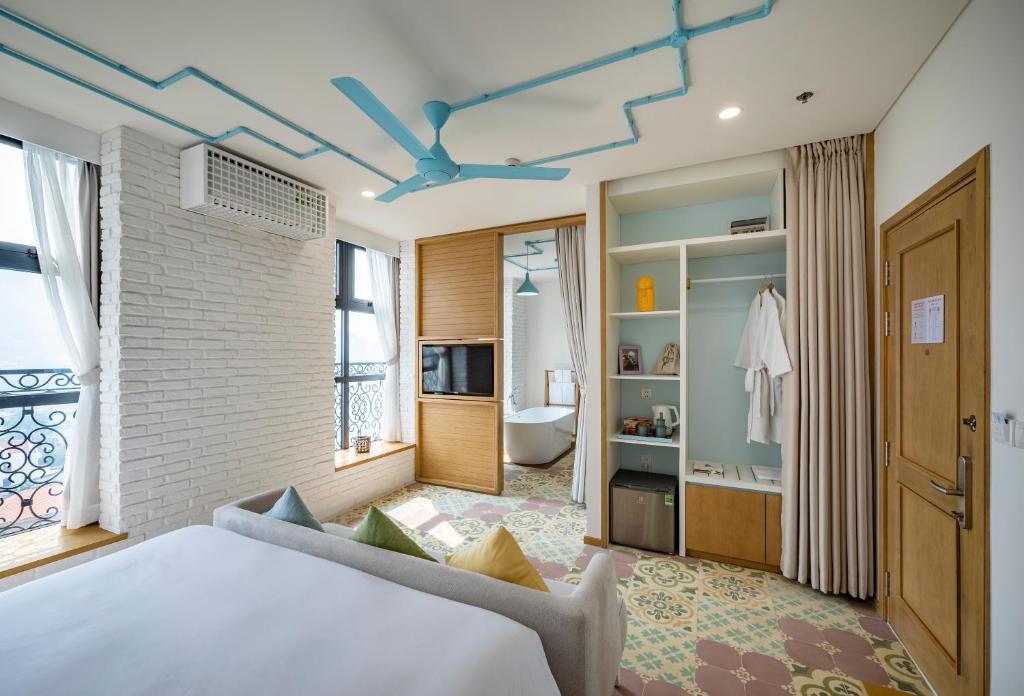 头顿Skool Plus Vung Tau的一间酒店客房 - 带一张床和一间浴室