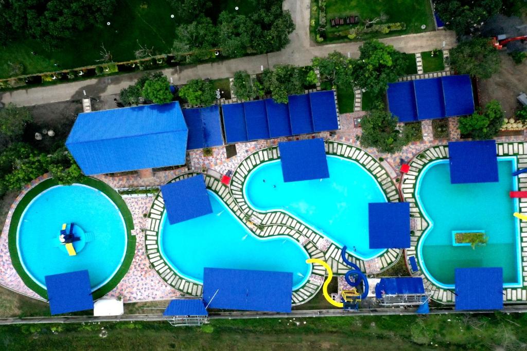 MidsayapBlue Palm Mountain Resort的享有3个蓝色屋顶游泳池的顶部景致