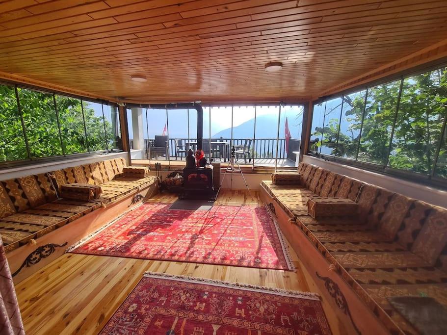 YıldırımUludağ ve Bursa manzaralı Lüks Dağ Evi的大楼内一间配有沙发和地毯的空房间