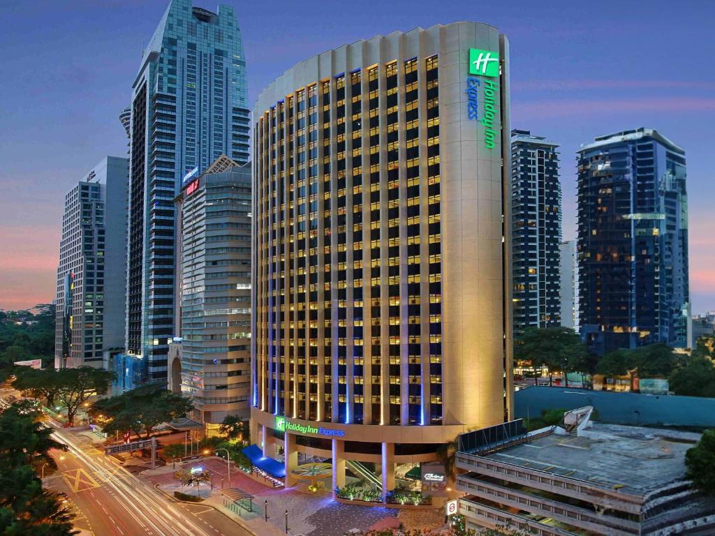 吉隆坡吉隆坡市中心智选假日酒店的一座高楼城市的大建筑