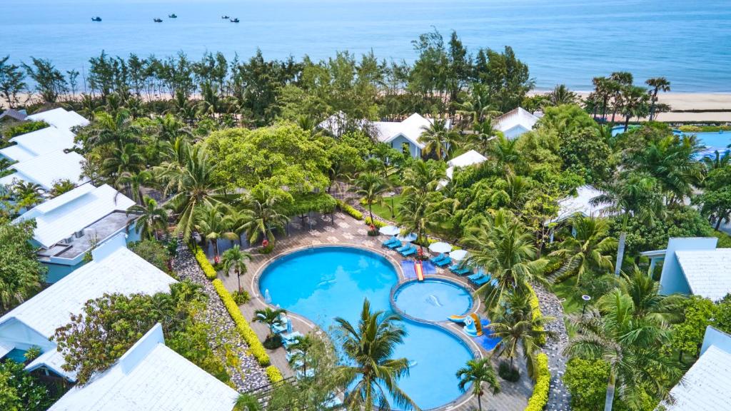 后川Carmelina Beach Resort Ho Tram的享有度假村的空中景致,设有游泳池和海洋