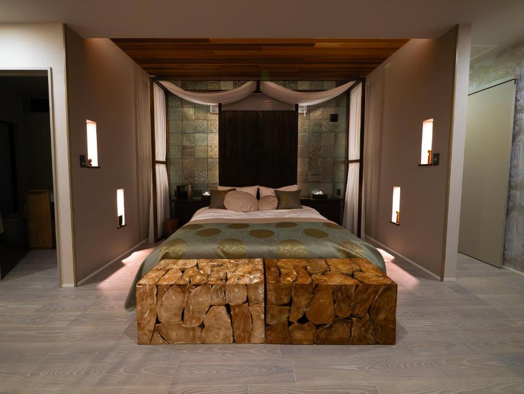 富士吉田市SWEET VILLA TAKASAMA 2的一间卧室配有一张大床,床上配有树 ⁇ 、 ⁇ 和 ⁇ 
